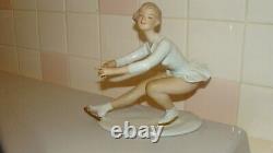 RARE Vintage WALLENDORF Ice Skating Figurine by Kurt Steiner #1822 Germany