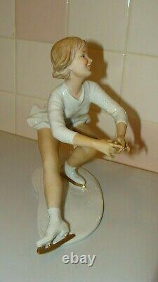 RARE Vintage WALLENDORF Ice Skating Figurine by Kurt Steiner #1822 Germany