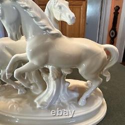 VTG. 1960's WHITE PORCELAIN WILD HORSES In Love FIGURINE GERMAN Pristine 11