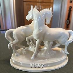 VTG. 1960's WHITE PORCELAIN WILD HORSES In Love FIGURINE GERMAN Pristine 11