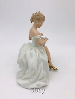 Vintage Wallendorf Germany Porcelain Figurine Sitting Lady Holding Fan 1590/i