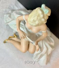 Vintage Wallendorf porcelain figurine Lady With a Fan 15x13.5cm Germany